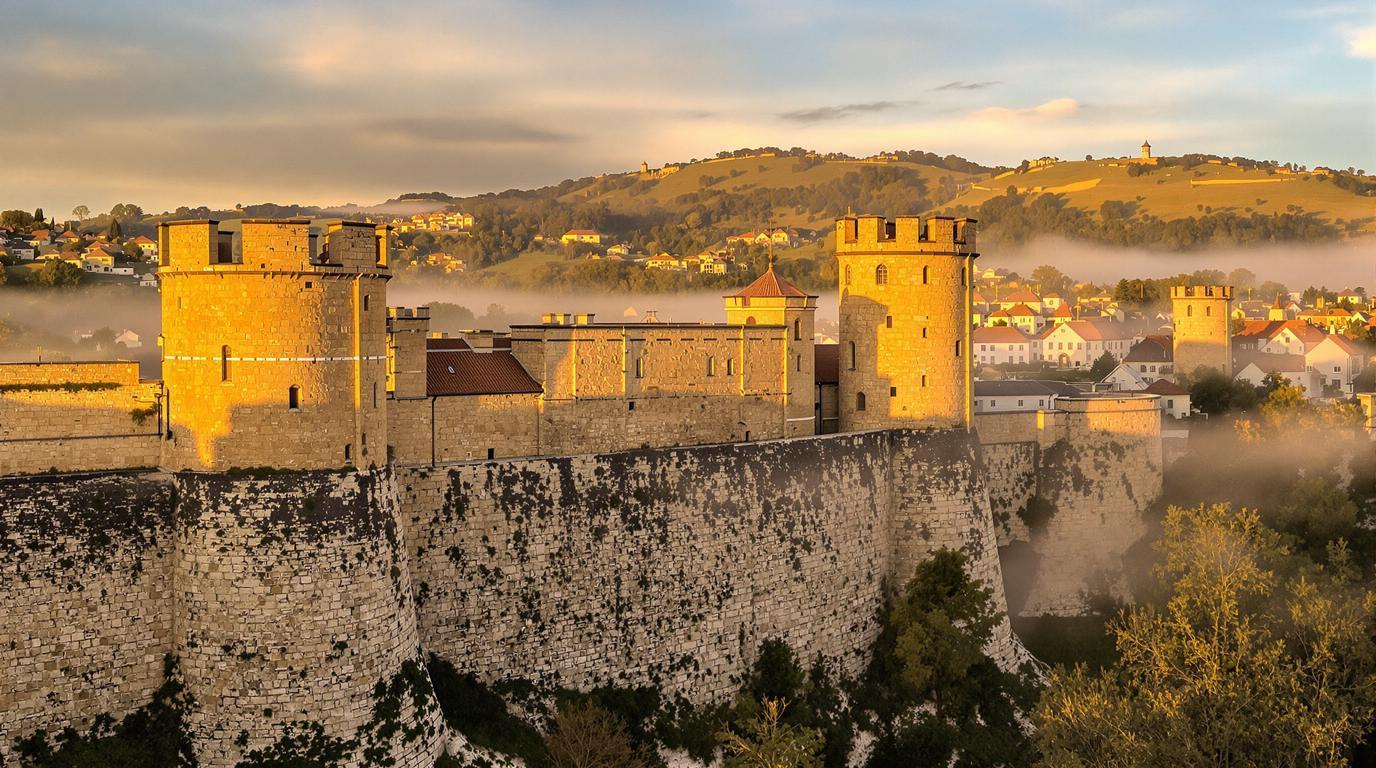Ce village de Moselle où 700 mètres de remparts du XVe siècle encerclent le temps