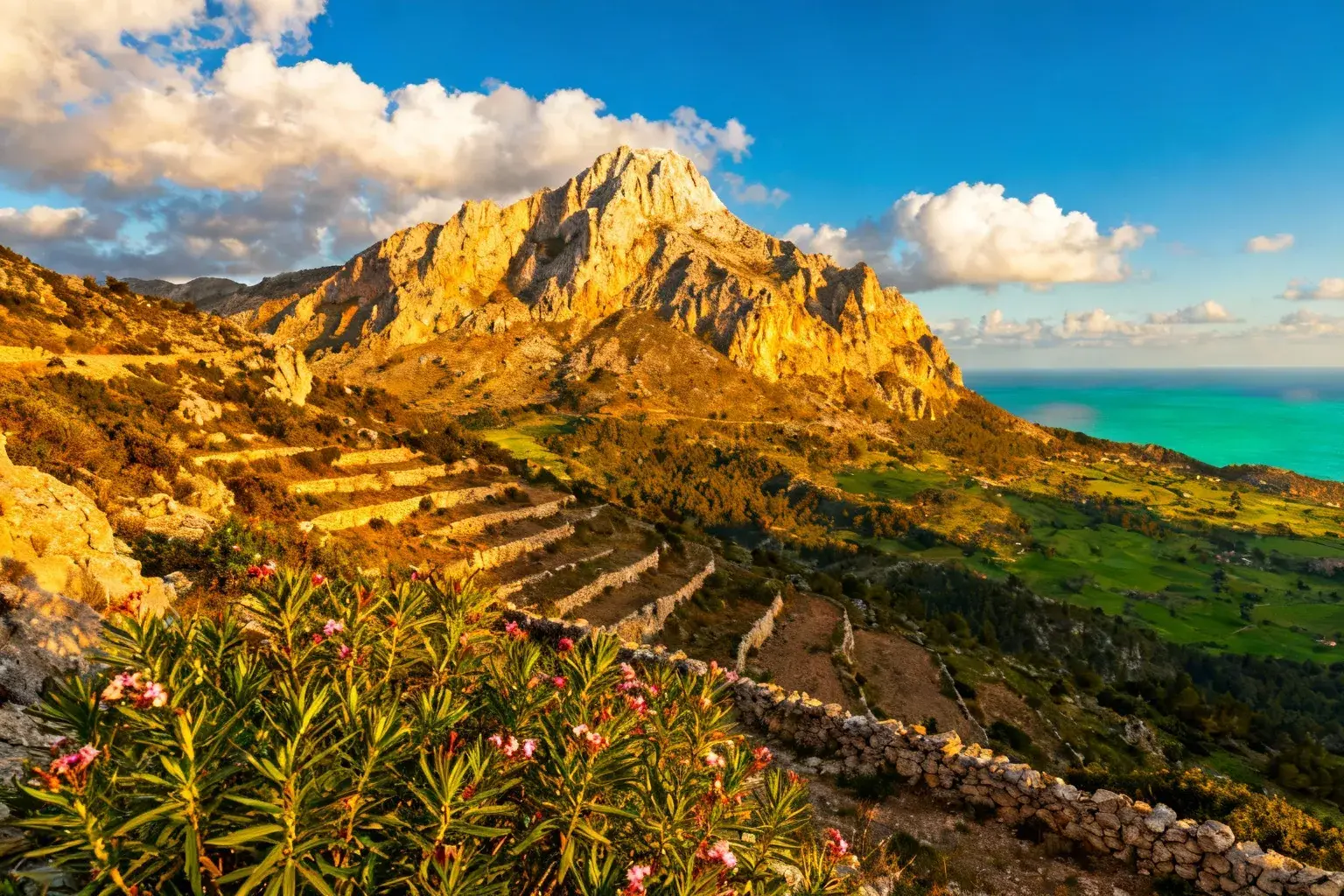Sommet du Puig Major à 1445 mètres dominant la Serra de Tramuntana sous la lumière dorée du coucher de soleil