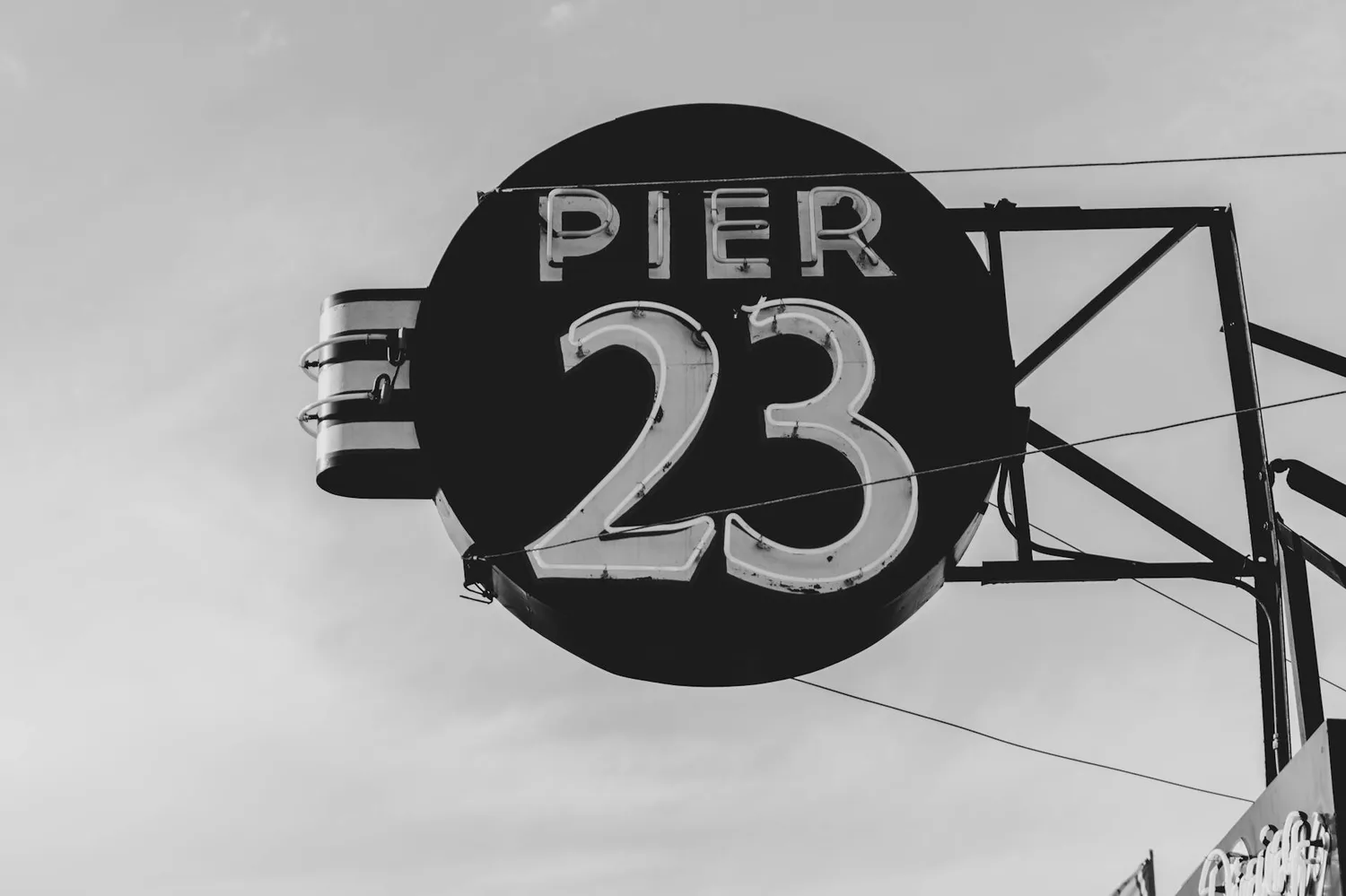 23:23 : que signifie vraiment cette heure miroir répétée ?