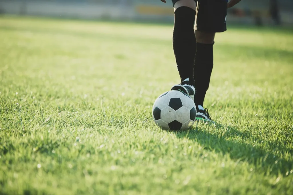 Joueur de foot en action dans un stade