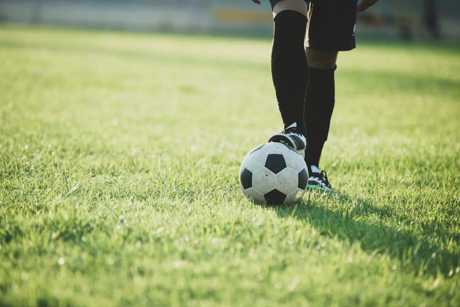Joueur de foot en action dans un stade