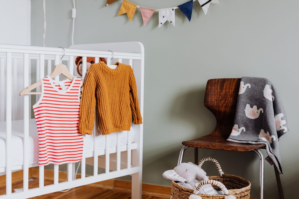 Chambre bébé mixte et colorée : idées douces sans tomber dans le total look