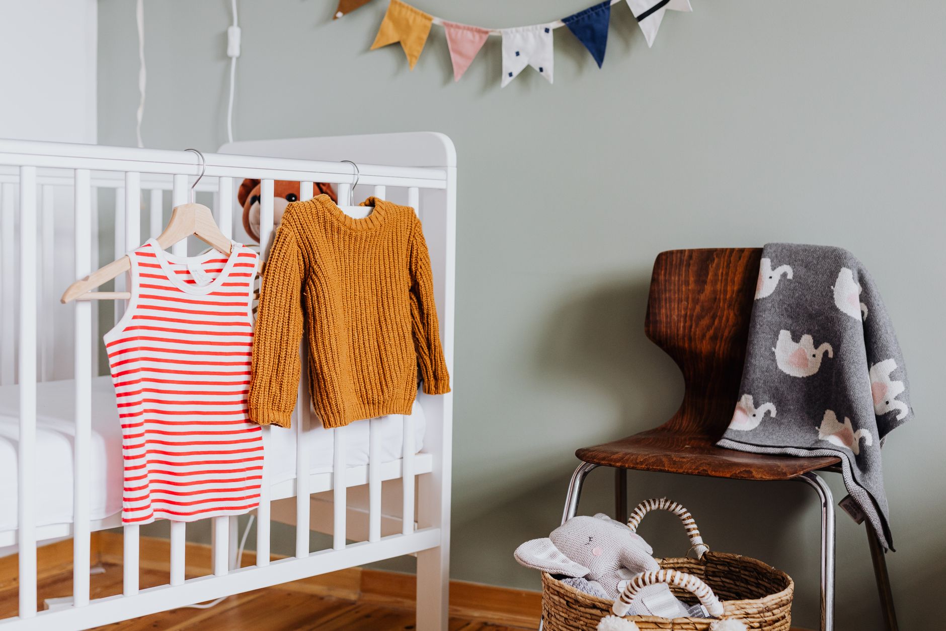 Chambre bébé mixte et colorée : idées douces sans tomber dans le total look