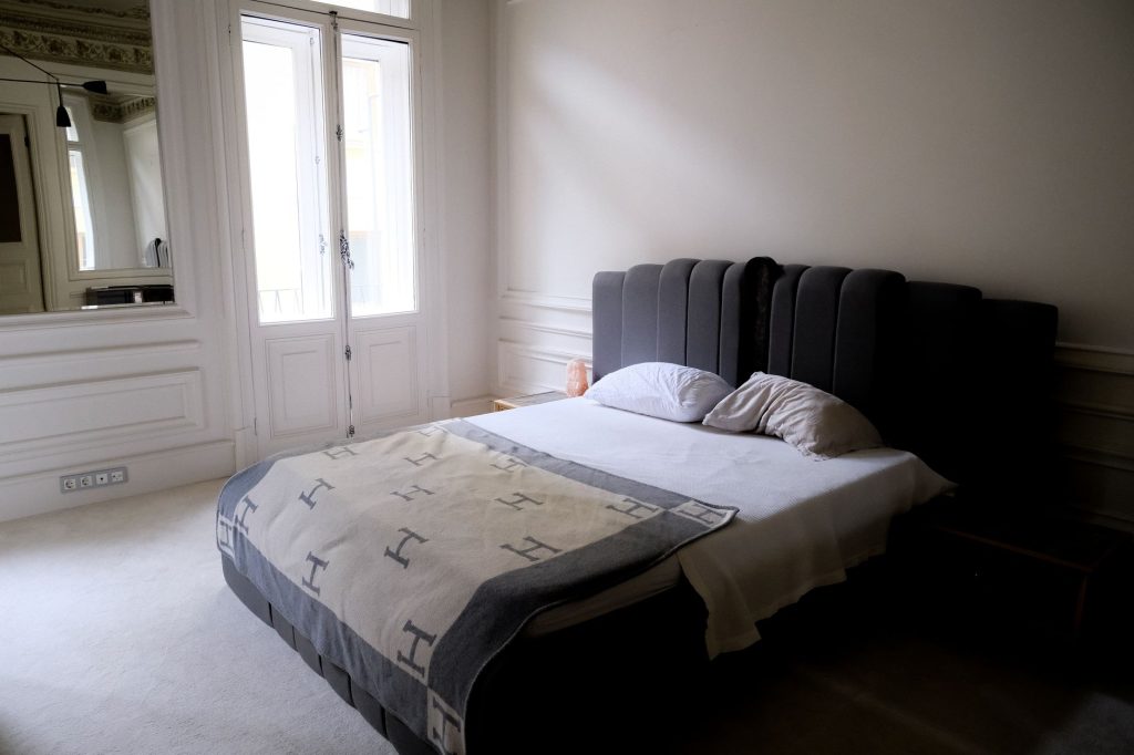 Chambre haussmannienne : idées déco et rangement sans perdre le charme