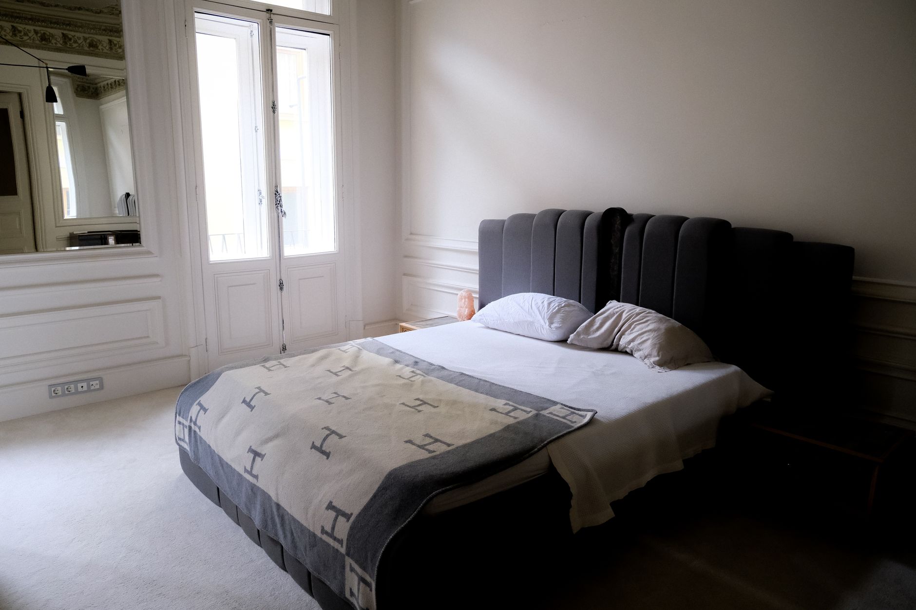 Chambre haussmannienne : idées déco et rangement sans perdre le charme