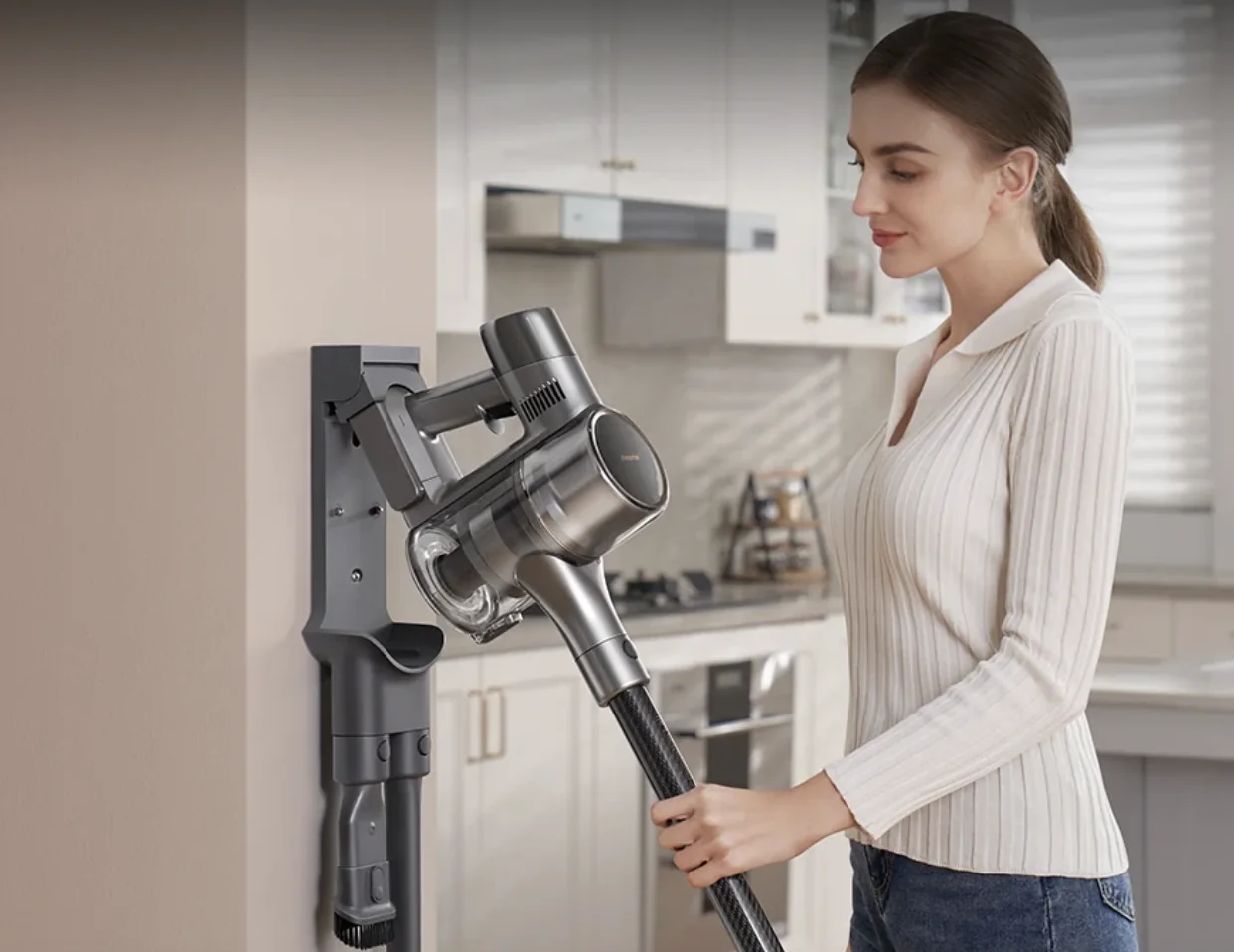 Aspirateur sans fil installé sur son support mural dans une cuisine
