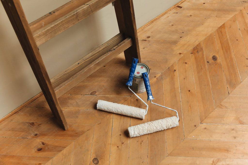 Peindre un parquet : préparation, choix de peinture et erreurs à éviter