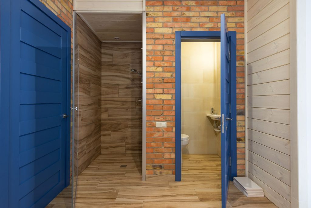 Plaques hydrofuges en salle de bain : quand les utiliser et comment éviter les erreurs